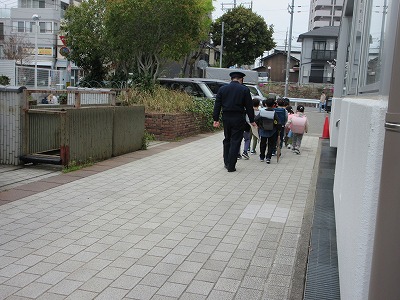 おまわりさんについてきてもらえると安心!