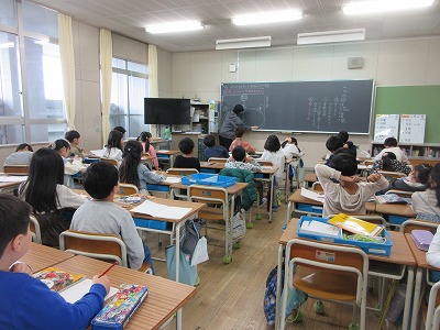 学校の南東側には何があるか知ってる?