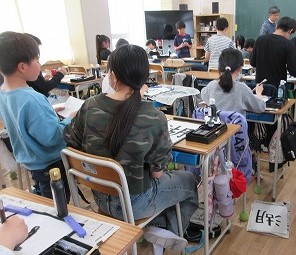 「校長先生どっちがいいと思う?」と何人かが見せてくれました。