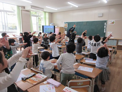 今日はからだを使って書くよ!