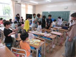 6年生のお助け帯が、1年生の給食片付けを手伝いに来てくれています。