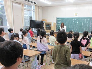 あーおげばたーかし むこのみねー ながめはひーろしー こーやのはーらー