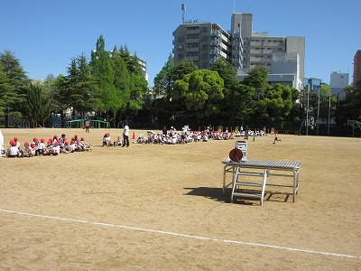2つのトラックを使って、4人が一度に走って測定します。