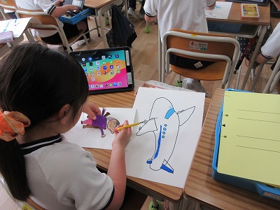 飛行機と自分をそれぞれ描いて、あとで切り抜きます。
