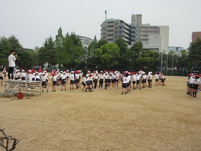 手をつないだままフラフープを送っていきます。