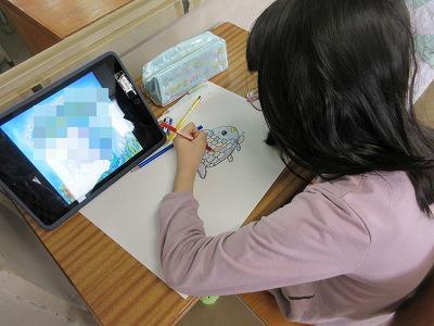 タブレットで参考になる絵を見つけて描いていきました。