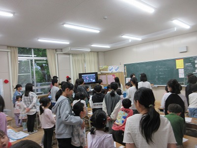 6年生と1年生の歌声が響き渡りました。