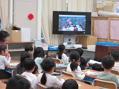 1年生代表の児童も別の部屋からZoomに出演