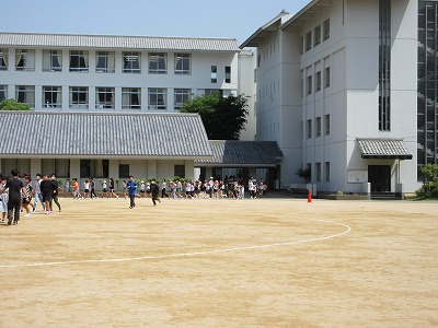 運動場に出たら走ります。