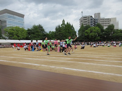 バトンパスも、走りもさすが高学年