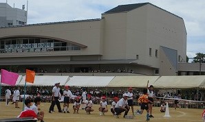 初めてのトラックリレー。バトンパスもがんばりました。