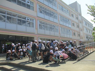 下足室前に集合