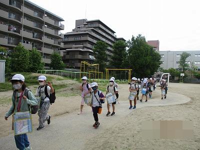運動場を通ってバスへ