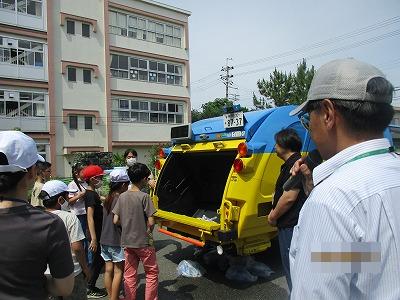 ごみ収集車の中