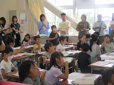 たくさんの先生に囲まれて