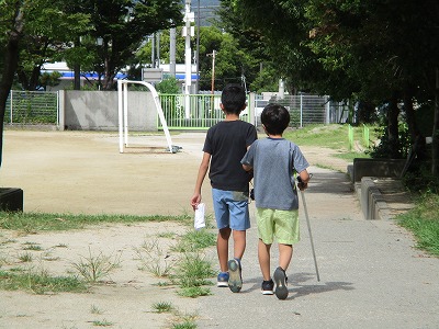 運動場へ