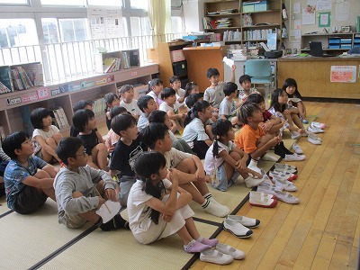 良い姿勢で聞いています。