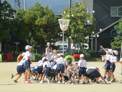 低学年玉入れ