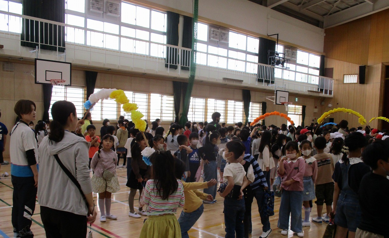 アーチをくぐって退場
