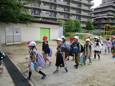 いよいよ学校の外へ