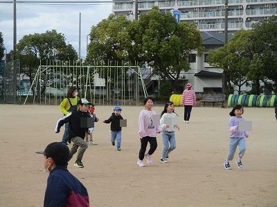 逃げる子どもたち