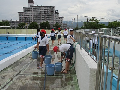 バケツに水をくんで