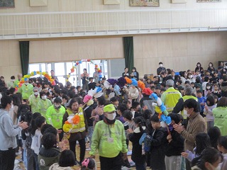 退場