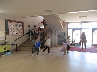 避難する子どもたち