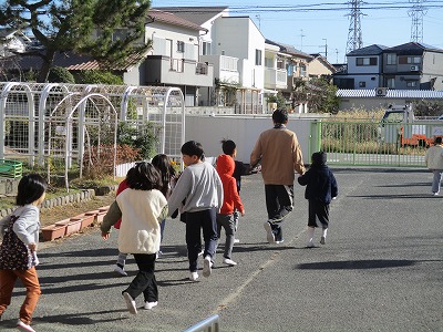 避難する子どもたち