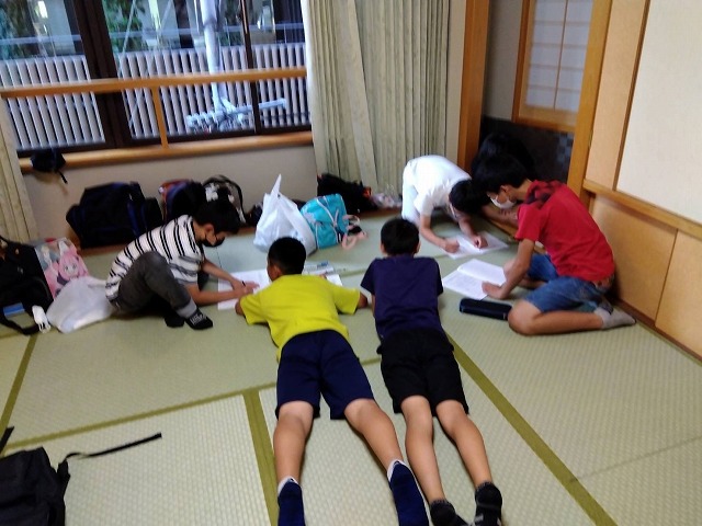 部屋で2