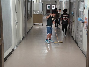 清掃の様子1階廊下