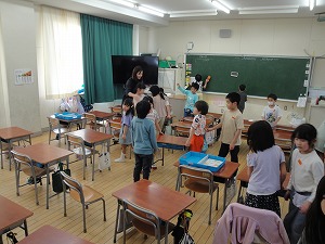 清掃の様子2年生教室
