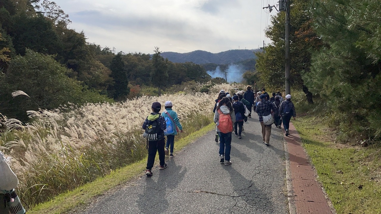 施設に向かって