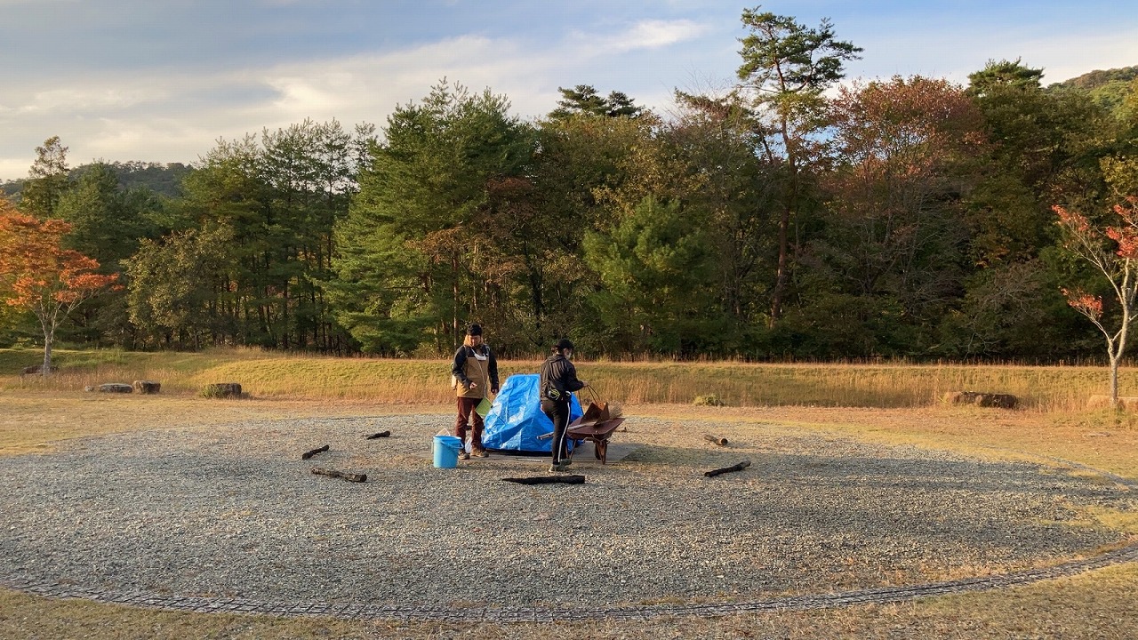 キャンプファイヤー準備