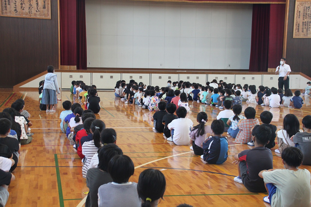 話を聞く子どもたち1