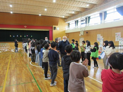 ありがとうの歌に乗せて拍手でお見送り