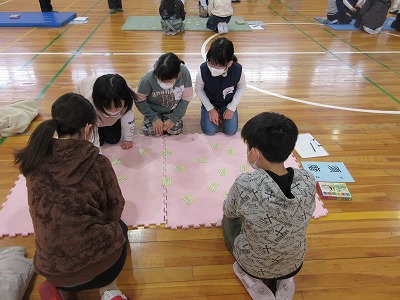 4年生以上は上の句を聞いてとれる子もいました。