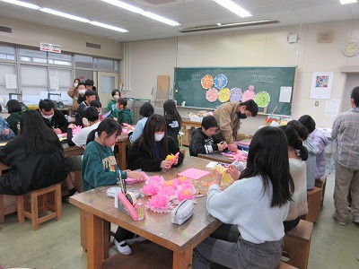卒業式や入学式に向けて掲示物づくり