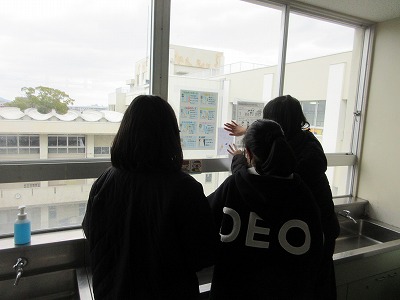 ポスターをラミネートして、校舎内にはりました。