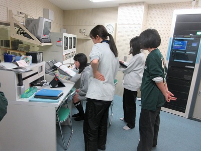 今から、全校かくれんぼをはじめます。隠れている先生は、○○先生、○○先生・・・