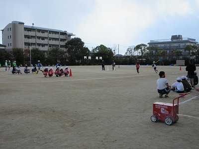 150センチ以上の人、朝和食を食べてきた人など、みんなに尋ね探します。