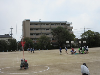 玉入れだけど、玉は中央まで走って取りにいかなければなりません。