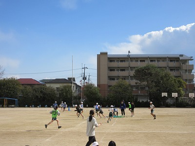 最後に自分の陣地にある玉の数が多いところが勝ち。他の陣地の玉を奪ってもいいのです。