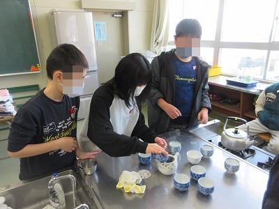 湯飲みに入れてから急須に入れていきます。