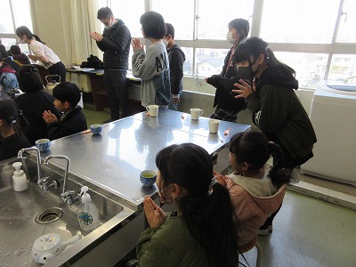 お茶とお菓子を楽しみながらおしゃべりしてくださいね。