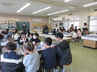 「おいしい?」「おちゃ にがーい」それでもみんな嬉しそうです。