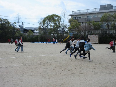 手をつないで走る子どもたちをみていると、温かい気持ちになります。