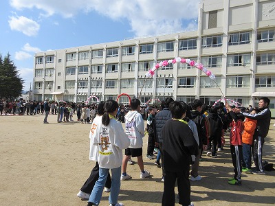 「ありがとう」の歌と拍手で6年生を送りました。