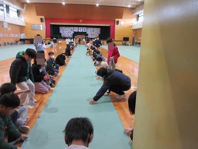 真っ直ぐになるようにみんなで一斉に。汚れも確認します。