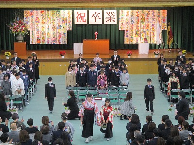 6年生が歌う「旅立ちの日に」の歌で退場